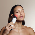 Sculpta by Déesse PRO in use on the cheek with red LED