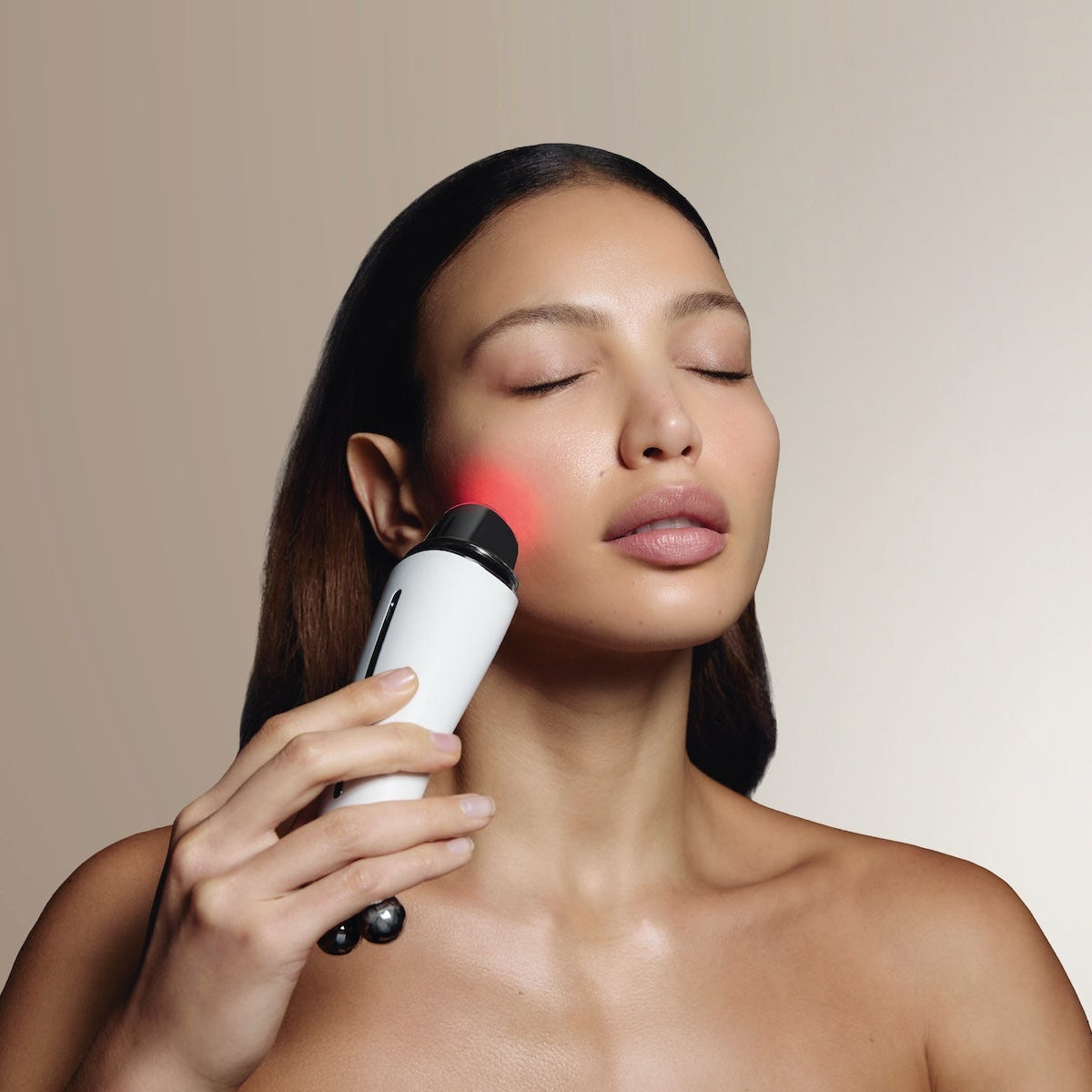 Sculpta by Déesse PRO in use on the cheek with red LED